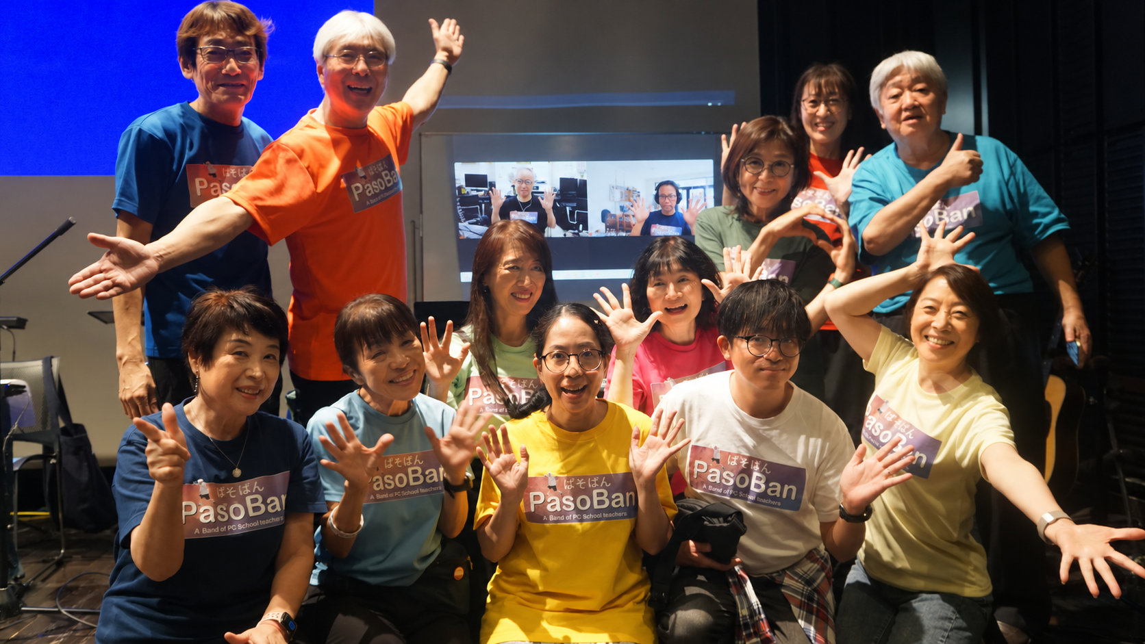 10月11日のコンサートでの集合写真。会場の皆さんと画面越しのオンライン参加者。