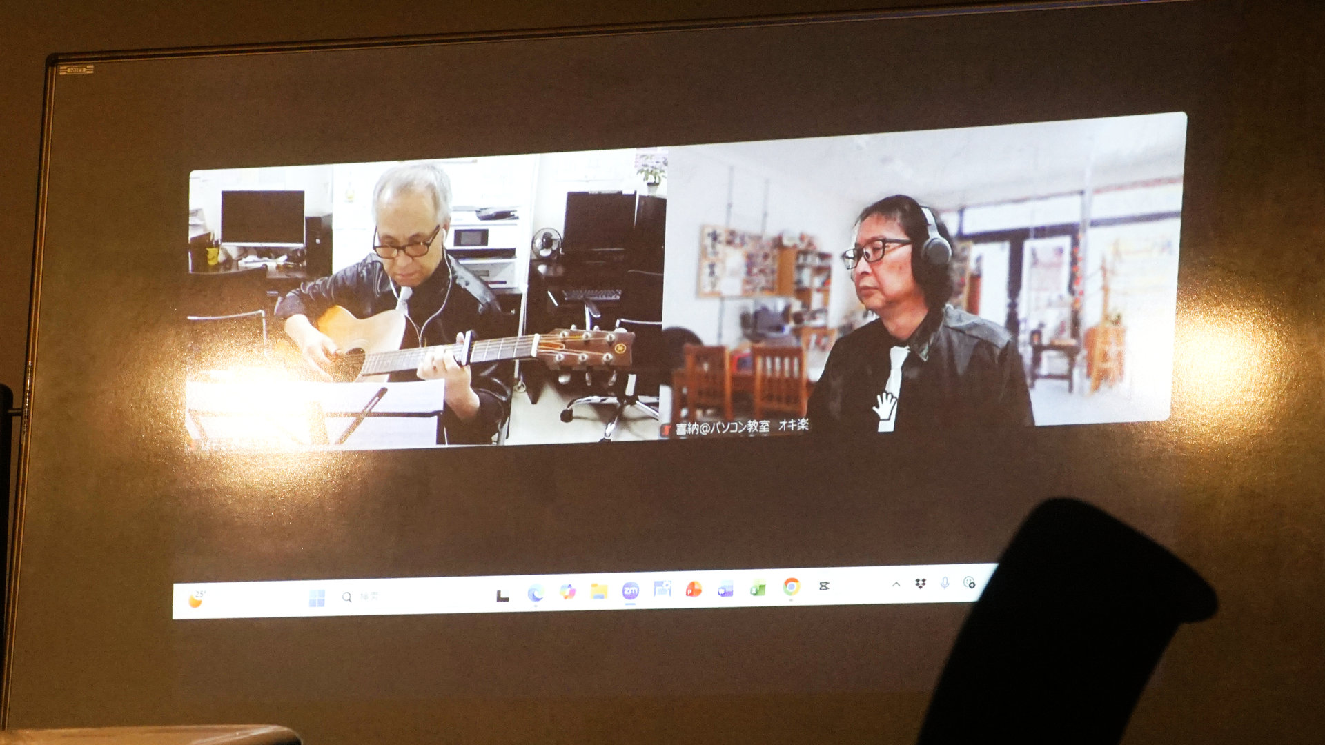 画面越しに演奏するオンライン参加者2人。